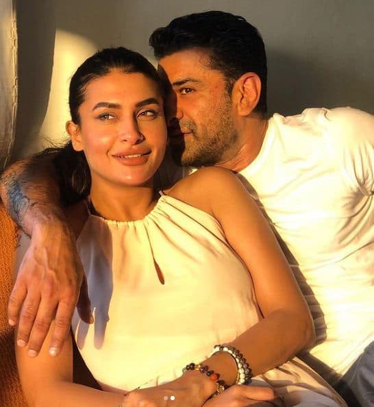 बिग बॉस में हर साल नई जोड़ी नजर आती है. इस बार एजाज खान और पवित्रा पुनिया शो में आए तो सिंगर थे, लेकिन बाहर कपल बनकर निकले हैं. एजाज ने तो पवित्रा ने अपनी फीलिंग्स का इजहार शो में ही कर दिया था.