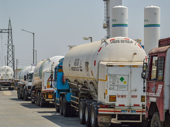 Delhi High Court directs Centre to provide adequate security to lorries transporting oxygen दिल्ली HC का केंद्र को निर्देश- ऑक्सीजन ला रहे वाहनों को पर्याप्त सुरक्षा उपलब्ध कराएं और कॉरिडोर बनाएं