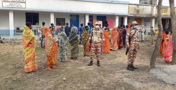 मतदान में भारी संख्या में महिलाओं ने भी भाग लिया. अपने मतधिकार का इस्तेमाल करते हुए सुबह से ही महिलाएं लाइनों में खड़ी देखी गई.