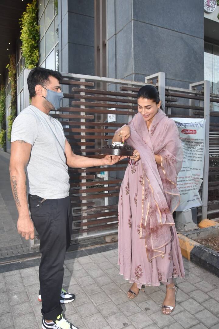 एजाज ने पवित्रा के घर पहुंच कर उन्हें एक खूबसूरत घड़ी गिफ्ट में दी, जिसे पहनकर पवित्रा बहुत खुश हो रही हैं. दोनों ने मीडिया के सामने कई रोमांटिक पोज दिए. जहां तस्वीरों में दोनों एक-दूसरे को किस और हग करते हुए दिखे.