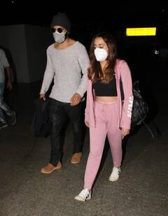 ਅਦਾਕਾਰ ਵਰੁਣ ਧਵਨ ਪਤਨੀ ਨਤਾਸ਼ਾ ਨਾਲ ਏਅਰਪੋਰਟ 'ਤੇ ਹੋਏ ਸਪੌਟ, ਦੇਖੋ ਸਟਾਇਲਿਸ਼ ਅੰਦਾਜ਼ ਦੀਆਂ ਤਸਵੀਰਾਂ