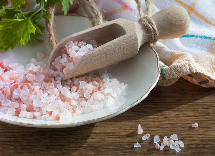 Benefits of pink salt in summer, A pinch of pink salt can keep your body hydrate full day गर्मियों में बॉडी को हाइड्रेट रखना है तो खाने और पीने में इस्तेमाल करें पिंक साल्ट