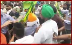 ਕਿਸਾਨਾਂ ਨੇ ਘੇਰਿਆ BJP Leader, ਭੱਜ ਕੇ ਵੜ੍ਹਿਆ ਗੱਡੀ 'ਚ, ਦੇਖੋ ਵਿਡੀਓ