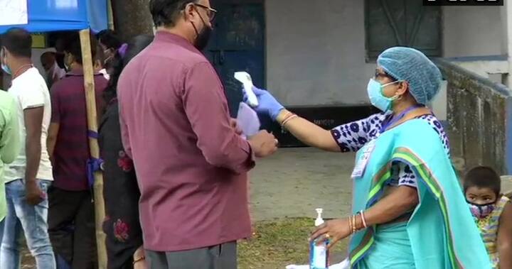 मतदाता जिम्मेदारी समझते हुए मतदान करने पहुंचे साथ ही कोरोना नियमों का खास ध्यान रखा. सोशल डिस्टेंसिंग से लेकर चेहरे पर मास्क पहने दिखाई दिए मतदाता.