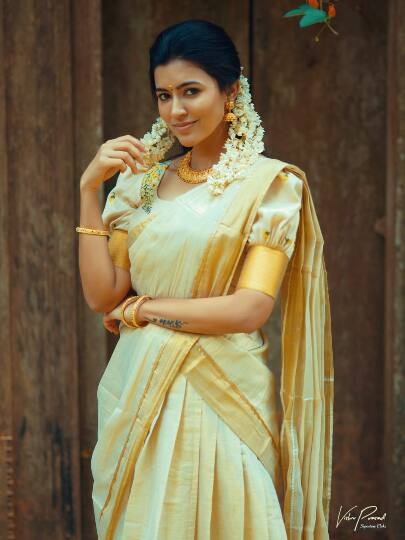 நெஞ்சினிலே ஊஞ்சலே நாணங்கள் என் கண்ணிலே..