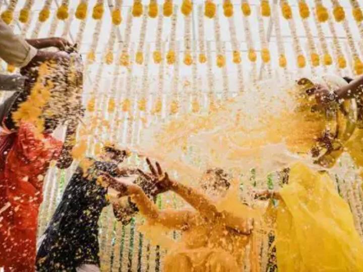हल्दी सेरेमनी में ज्वाला के दोस्त उनके साथ खूब मस्ती करते हुए नजर आए.