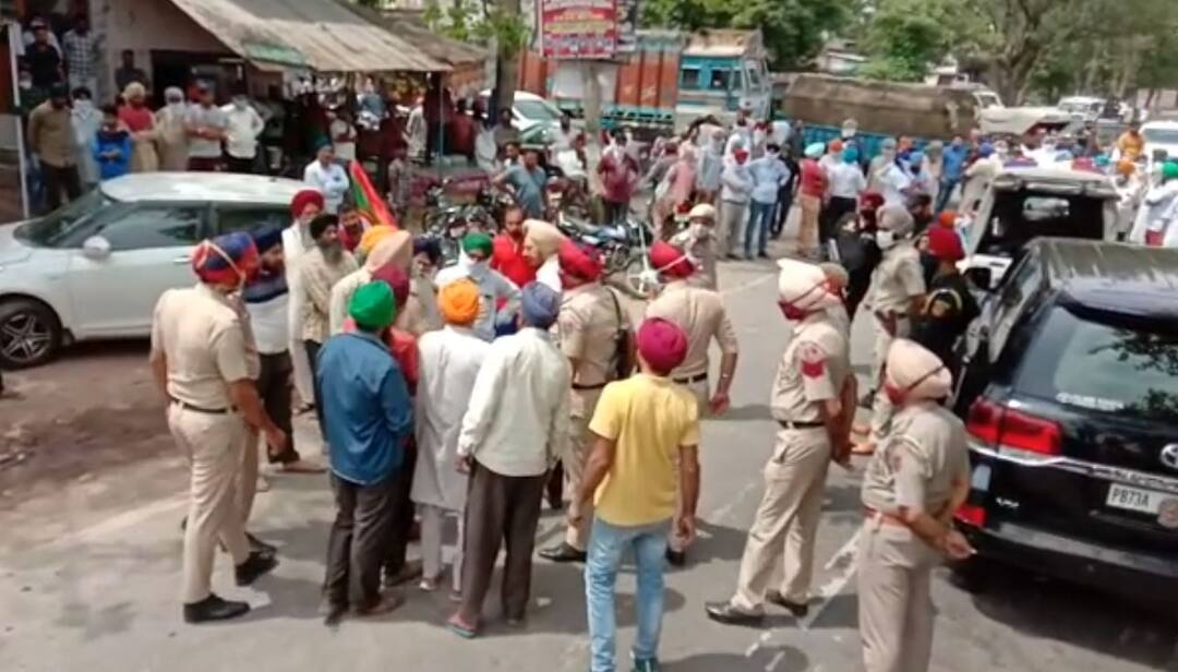 Congress in Punjab is also becoming a victim of farmers' anger, Captain's advisor Bharat Inder Singh Chahal's vehicle was surrounded by Farmers ਹੁਣ ਪੰਜਾਬ 'ਚ ਕਾਂਗਰਸੀ ਵੀ ਹੋਣ ਲੱਗੇ ਕਿਸਾਨਾਂ ਦੇ ਗੁੱਸੇ ਦਾ ਸ਼ਿਕਾਰ, ਕੈਪਟਨ ਦੇ ਸਲਾਹਕਾਰ ਭਰਤ ਇੰਦਰ ਸਿੰਘ ਚਾਹਲ ਦੀ ਗੱਡੀ ਘੇਰੀ