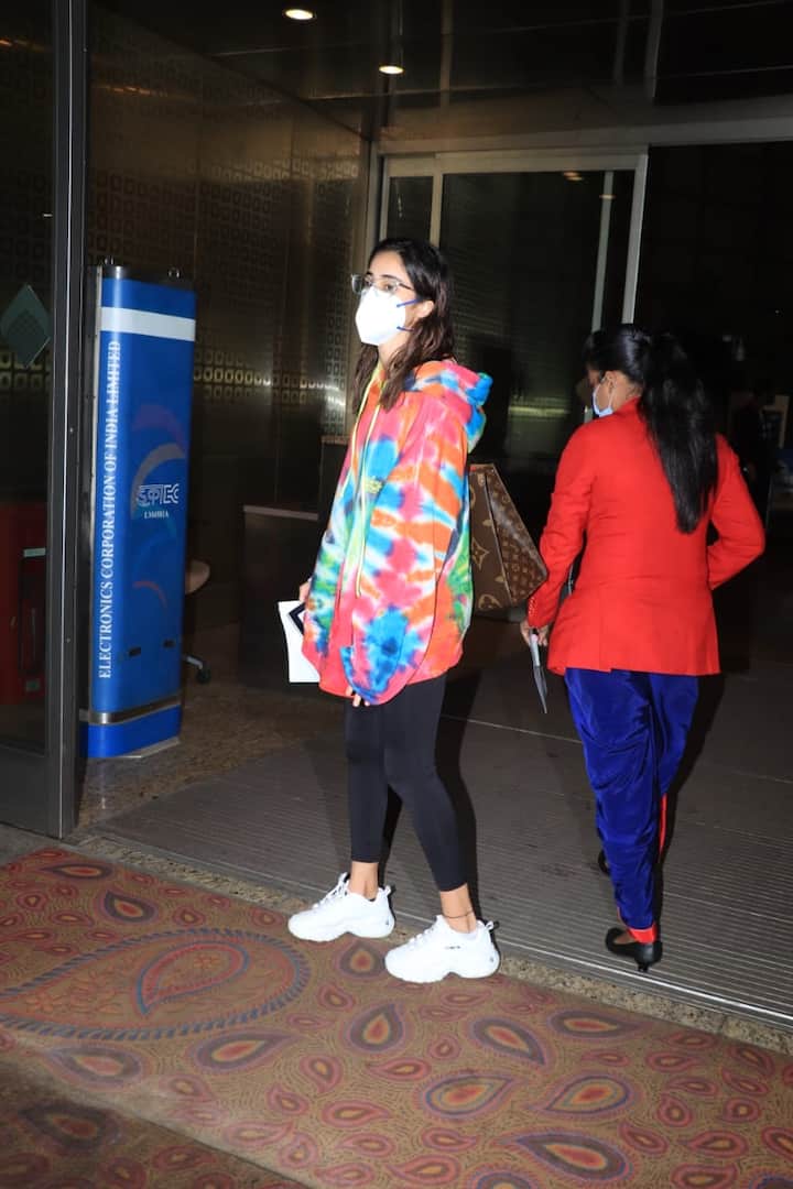 अभिनेत्री अन्नया पांडे भी कल रात मुंबई एयरपोर्ट पर नज़र आईं.