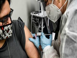 Economists on Corona Vaccines rate | தடுப்பூசியின் விலை எவ்வளவு இருக்கலாம்? நிபுணர்கள் என்ன சொல்கிறார்கள்?