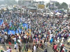 सिंघु बॉर्डर पर हटेंगे एक तरफ के बैरिकेड, किसानों और प्रशासन की मीटिंग के बाद हुआ फैसला