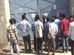 Lucknow: ऑक्सीजन की किल्लत से जूझ रहे हैं लोग, गैस कंपनी के बाहर लगी लंबी कतारें