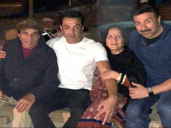 ख़बरों की मानें तो प्रकाश कौर ने धर्मेंद्र को तलाक देने से मना कर दिया था. ऐसे में धरम पाजी ने इस्लामी रीति रिवाज से हेमा मालिनी से शादी की थी. आपको बता दें कि एक बार एक इंटरव्यू में प्रकाश कौर से धर्मेंद्र और हेमा की शादी के बारे में पूछा गया था. जिसपर उन्होंने बेहद बेबाक अंदाज़ में अपनी बात रखी थी.