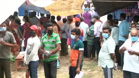 WB Election Phase 6 Voting: कोरोना संकट के बीच वोटिंग के लिए लंबी लाइन