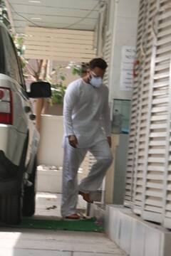 Spotted: जल्दीबाजी में सैफ संग क्लिनिक पहुंचीं करीना कपूर खान, यहां देखिए तस्वीरें