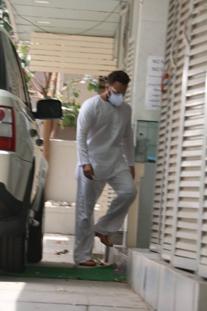 इस दौरान सैफ और करीना दोनों ही काफी जल्दी में दिखाई दिए. (Photo Credit: Manav Manglani)