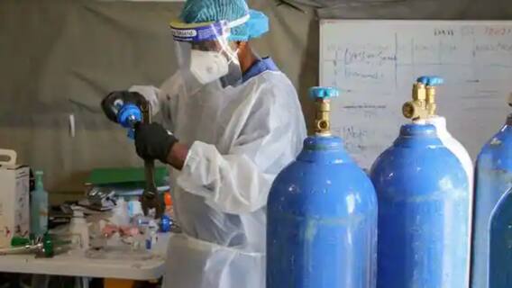 Covid Update: ওষুধের দোকানে নেই অক্সিজেন, দুর্ভোগ কলকাতা মেডিকেল কলেজ চত্বরে