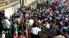 नालासोपारा रेल्वे स्थानकात प्रवाशांची तुफान गर्दी, ओळखपत्र नसतानाही सर्वसामान्यांनी केला गोंधळ