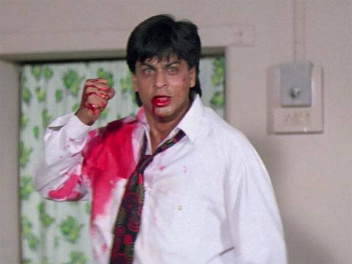 शुरुआत हुई 1993 में रिलीज़ हुई बाज़ीगर से और लोग शाहरुख को इस फिल्म में देखकर हैरान ही रह गए. भला फिल्म का कोई हीरो ऐसा भी हो सकता है ये ऑडियंस को पहली बार पता चला था. लोगों को डर था कि इस फिल्म के बाद शाहरुख का करियर खत्म हो जाएगा. लेकिन हुआ इससे उलट. (फोटो - सोशल मीडिया)