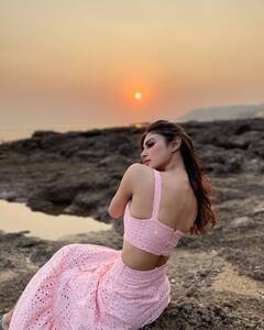 टीवी की इस हसीन 'नागिन' ने पोस्ट की है Sunset की तस्वीरें, पिंक ड्रेस में फ्लॉन्ट की अपनी स्लिम बॉडी