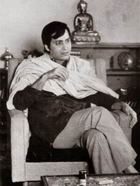 ফেলুদা ও সত্যজিৎ রায়কে আলাদা করা মুশকিল। তাঁর পরিচালিত সোনার কেল্লা ও জয় বাবা ফেলুনাথ ছবি এখনও রোমাঞ্চিত করে কিশোর মনকে। সত্যজিতের ফেলুদা ছিলেন সৌমিত্র চট্টোপাধ্যায়। জয় বাবা ফেলুনাথ ছবিটি করতে গিয়েও একটি মজার ঘটনা ঘটেছিল। ছবির প্রেক্ষাপট বেনারসের। শ্যুটিং এ হয়েছিল সেখানেই। একটি দৃশ্য়ে কাশির গলি দিয়ে হেঁটে আসার কথা ফেলুদা, তোপসে ও লালমোহনবাবুর। আগের দিন গিয়ে পছন্দ করে আসা হয়েছিল শ্যুটিংয়ের জায়গাটি। দৃশ্যটি রাতের। যথাসময়ে সেখানে পৌঁছে দেখা গেল, ইতিমধ্যেই রটে গিয়েছে সেখানে শ্যুটিং হবে। এক বাঙালি ব্যবসায়ী তাই গোটা গলি জুড়ে তার দোকানের পোস্টার লাগিয়ে দিয়েছেন। গোটা গলি জুড়ে জ্বলজ্বল করছে ‘রিঙ্কু সিল্ক হাউজ’। সেই বিজ্ঞাপন সরিয়ে তারপর শ্যুটিং শুরু করতে হয়েছিল।