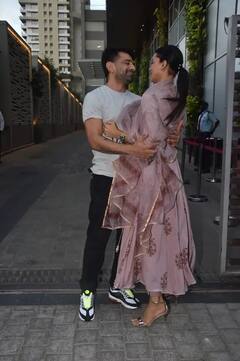 Pavitra Poonia Birthday: পবিত্রকে সবার সামনেই চুমু, গার্লফ্রেন্ডকে তাঁর জন্মদিনে কী সারপ্রাইজ দিলেন ইজাজ ?