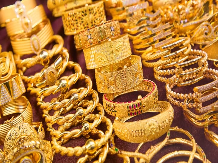 Tamil Nadu Pudukottai 305 sovereigns of gold recovered from HDB financial institution: 4 employees arrested பணியாற்றும் நிதி நிறுவனத்திலேயே 305 சவரன் நகைகள் கையாடல் : 4 ஊழியர்கள் கைது..