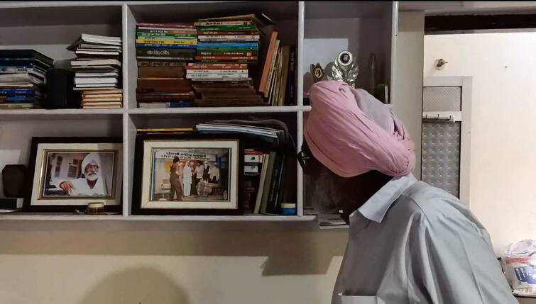 Shaheed Kartar Singh Sarabha Library connecting the new generation with books by taking them out of mobiles ਨਵੀਂ ਪੀੜੀ ਨੂੰ ਮੋਬਾਇਲਾਂ 'ਚੋਂ ਕੱਢ ਕੇ ਕਿਤਾਬਾਂ ਨਾਲ ਜੋੜ ਰਹੀ ਸ਼ਹੀਦ ਕਰਤਾਰ ਸਿੰਘ ਸਰਾਭਾ  ਲਾਇਬ੍ਰੇਰੀ