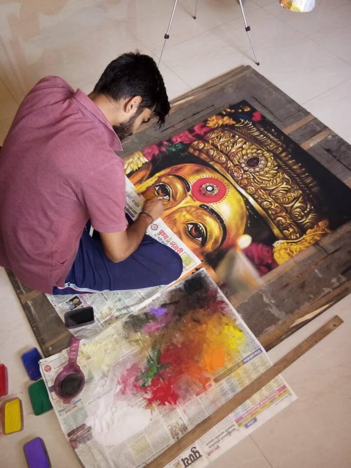 मुळचा पनवेलजवळच्याच एका गावात राहणाऱ्या रोशन जयवंत पाटील या कलाकारानं ही रांगोळी साकारली आहे. आई एकविरेचं रुप साकारणं ही इच्छा मागील 2, 3 वर्षांपासून रोशन मनी बाळगून होता आणि अखेर त्याला ही संधी मिळाली.