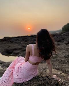 टीवी की इस हसीन 'नागिन' ने पोस्ट की है Sunset की तस्वीरें, पिंक ड्रेस में फ्लॉन्ट की अपनी स्लिम बॉडी