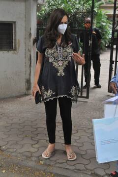 PICS: Soon-To-Be Mommy Dia Mirza Flaunts Her Baby Bump As She Gets Snapped Outside Clinic
