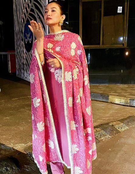 इंस्टा लाइव के दौरान गौहर ट्रोल्स पर नाराज हो गईं और उन्होंने निगेटिविटी अपने रखने की ही सलाह दे दी है. गौहर ने कहा कि वह फैसले निजी आधार पर लेती है और वह अपने हिसाब से ही प्रतिक्रिया देती हैं.