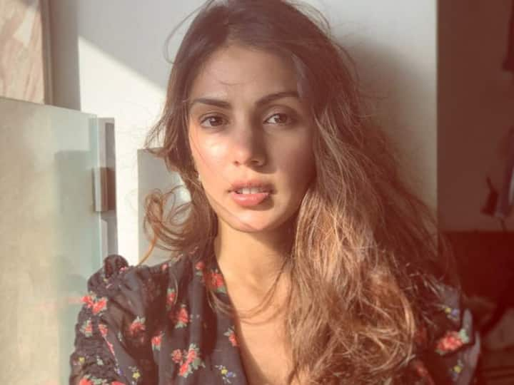 Sushant Singh Rajput Girlfriend Rhea Chakraborty To Help People Amid COVID19 Rhea Chakraborty Opens Instagram DMs To Help People Amid COVID-19 Crisis, Says 'Tough Times Call For Unity'