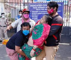 ਬੇਵੱਸੀ, ਹੰਝੂ, ਮਿੰਨਤਾ! ਕੋਰੋਨਾ ਦੌਰ 'ਚ ਰਵਾ ਦੇਣਗੀਆਂ ਤਹਾਨੂੰ ਇਹ ਤਸਵੀਰਾਂ