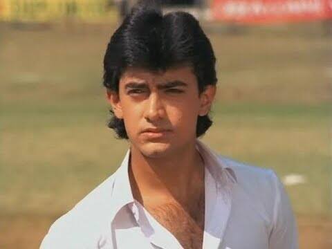 बॉलीवुड सुपरस्टार की लव लाइफ काफी रोचक रही है. आमिर ने पहली शादी रीना दत्ता से की थी. दोनों की लव स्टोरी किसी फ़िल्मी कहानी से कम नहीं है. रीना आमिर की पड़ोसी हुआ करती थीं और इसी वजह से दोनों की नजरें आते-जाते टकरा जाया करती थीं.