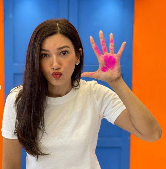 गौहर खान ने कहा, 'इस्लाम के मुताबिक आप किसी भी व्यक्ति के निधन पर तीन दिन से ज्यादा नहीं रो सकते. आपके पास अपना जीवन होता है, आपको उस पर ध्यान देना होता है. इसलिए ये सब मत करिए और आप सभी अपने जीवन में मस्त रहिए.'