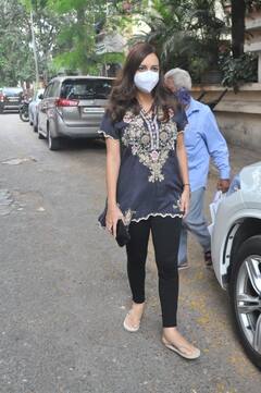 अनुष्का - करीना के बाद चर्चाओं में है Dia Mirza का प्रेग्नेंसी लुक, ब्लैक पैंट और लूज़ शॉर्ट कुर्ती में क्लिनिक के बाहर स्पॉट हुईं अभिनेत्री