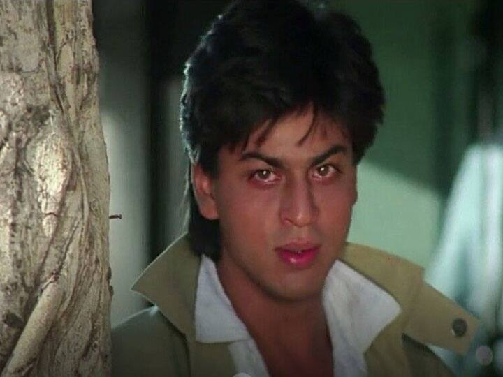 इसके बाद उनकी इसी साल डर फिल्म आई जिसमें सनी देओल, जूही चावला और शाहरुख खान थे. फिल्म में जहां सनी ने नायक का रोल निभाया तो वहीं शाहरुख खान ने खलनायक का. विलेन भी कोई ऐसा वैसा नहीं बल्कि पूरी तरह से सिरफिरा आशिक जिसने नायिका की ज़िदगी को नर्क बना दिया. नेगेटिव रोल होने के बावजूद फिल्म में शाहरुख को इतना पसंद किया गया कि आज भी इस फिल्म का नाम लेते ही सनी से ज्यादा शाहरुख की याद आती है. (फोटो - सोशल मीडिया)