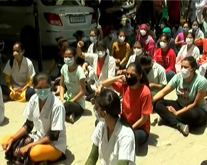 વડોદરામાં બીમાર હોવા છતાં ફિઝિયોથેરાપિસ્ટ યુવતીને ફરજ પર ચાલુ રખાતા થયું મોત, ડોક્ટરો ભડક્યાં અને .... Intern doctor death in Vadodara in doctors protest agaist this incident વડોદરામાં બીમાર હોવા છતાં ફિઝિયોથેરાપિસ્ટ યુવતીને ફરજ પર ચાલુ રખાતા થયું મોત, ડોક્ટરો ભડક્યાં અને ....