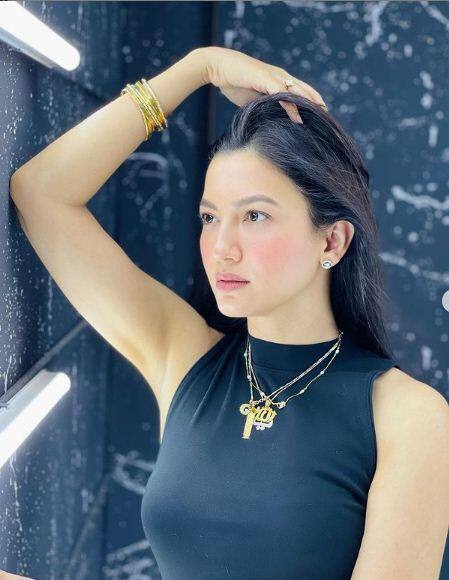 गौहर ने आगे कहा, 'आपके जैसे लोग जो भी महसूस करते हैं उसे सोशल मीडिया पर पोस्ट करना जरूरी समझते हैं. जबकि मेरे साथ ऐसा नहीं है.' उन्होंने कहा कि इस पर बहुत गुस्सा आता है वो भी तब जब किसी ने अपना पिता खोया हो और मुझे ऐसी सफाई देनी पड़े.