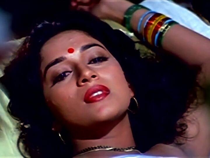 फिल्म ‘दयावान’ फ़िरोज़ खान की फिल्म थी. इस फिल्म में माधुरी दीक्षित के अपोजिट एक्टर विनोद खन्ना ने काम किया था, इस फिल्म में विनोद और माधुरी के बीच काफी हॉट सीन्स फिल्माए गए थे.