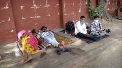 'लापरवाही की वजह से मरीजों की हो रही मौत'- Lok Nayak Hospital के बाहर परिजनों का आरोप