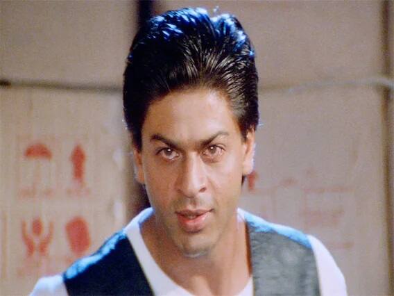 डुप्लिकेटमध्ये शाहरुख खानची दुहेरी भूमिका होती. एक नायक आणि दुसरा खलनायक. हा चित्रपट एक अॅक्शन कॉमेडी होता. लोकांना यातील शाहरुखचे नकारात्मक पात्रदेखील आवडले होते. (फोटो - सोशल मीडिया)