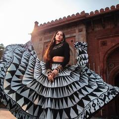 बदन पे सितारे लपेटे हुए: Shimmery गाउन की दीवानी हैं Nora Fatehi, पहनकर खूब फ्लॉन्ट करती हैं परफेक्ट फिगर