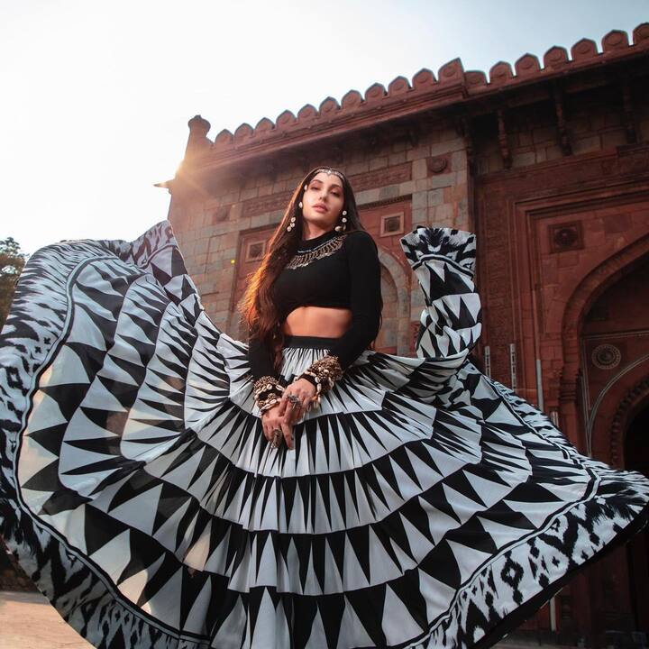 खासतौर से नोरा की ड्रेसिंग स्टाइल के क्या कहने. यूं तो नोरा हर तरह के आउटफिट पहनना पसंद करती हैं चाहे इंडियन हो या वेस्टर्न लेकिन इनकी असल खूबसूरती जो गाउन में उभरकर आती है वो और कहां. (Photo Credit - instagram)