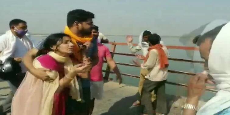 Bihar: A jeep carrying 15 passengers fell into river Ganga at Peepapul in Patna Bihar jeep accident: ব্রিজ ভেঙে গঙ্গায় পড়ে গেল গাড়ি ! মৃত ৯