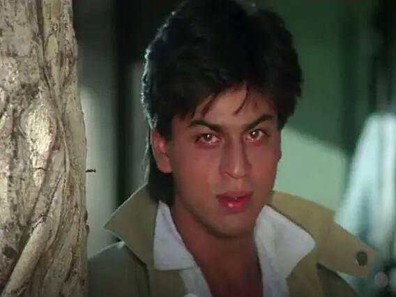 त्याच वर्षी त्याचा डर चित्रपट आला, ज्यामध्ये सनी देओल, जूही चावला आणि शाहरुख खान मुख्य भूमिकेत होते. सनीने या चित्रपटात नायकाची भूमिका साकारली होती, तर शाहरुख खानने खलनायकाची भूमिका साकारली होती. खलनायकही काही असा तसा नव्हता.. प्रेमात पूर्णपणे वेडा झालेला प्रेमवीर ज्याने नायिकेचे आयुष्य नरक बनविले. निगेटिव्ह भूमिका असूनही, शाहरुखला खूप पसंत केले. आजही या चित्रपटाचे नाव घेतले की सनीपेक्षा जास्त शाहरुखची आठवण काढली जाते. (फोटो - सोशल मीडिया)