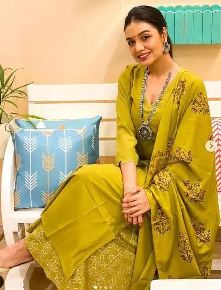 મુંબઇઃ રિયાલિટી ટીવી સ્ટાર દિવ્યા અગ્રવાલ પોતાના લૂકના કારણે હંમેશા ટ્રેડિંગ્સમાં રહે છે. આ ઉપરાંત તે બેબાકીથી પોતાનો મત આપતી રહે છે. હવે દિવ્યા ટ્રૉલ્સ પર નરાજ થઇ ગઇ છે. તેને ઇન્સ્ટા સ્ટૉરીમાં ટ્રૉલ્સને જડબાતોડ જવાબ પણ આપ્યો છે.