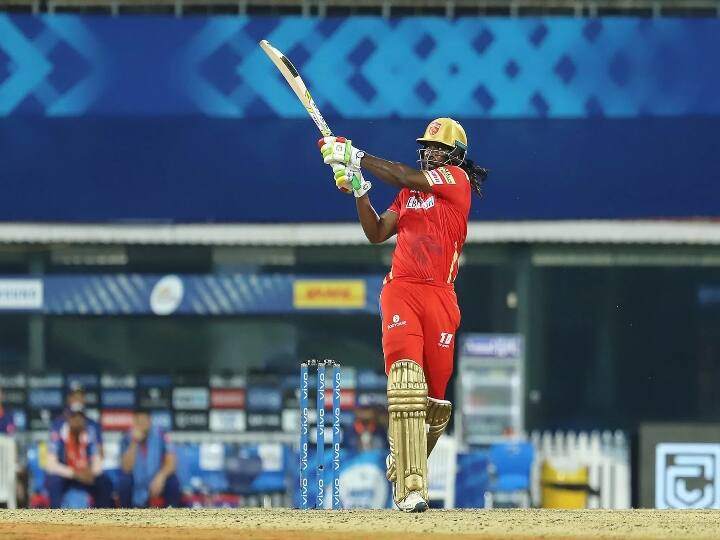 யுனிவர்ஸ் பாஸ் சிக்ஸருக்கு பந்தை விரட்டியபோது