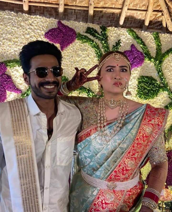 अब इनकी शादी की तस्वीरें सोशल मीडिया पर वायरल हो गई हैं. जिनमें ज्वाला साउथ इंडियन स्टाइल में दुल्हन बनी नजर आ रही हैं. (फोटो - इंस्टाग्राम)