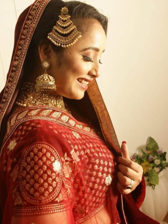 रानी चटर्जी ने कुछ दे पहले लाल रंग के लहंगे-चोली में कई तस्वीरें शेयर की हैं. इसमें वो बेहद सुंदर लग रही हैं.